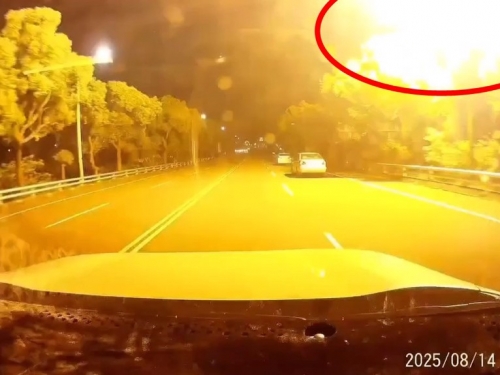 開車遇路燈突爆炸！ 疑遭「閃電擊中」火星噴滿全車