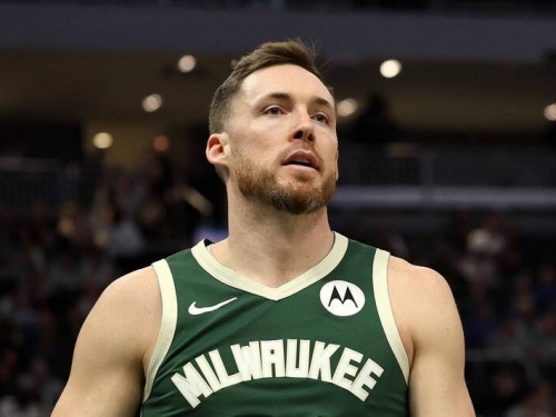 NBA》沒進自由市場！ 公鹿32歲冠軍後衛行使2.7億球員選擇權