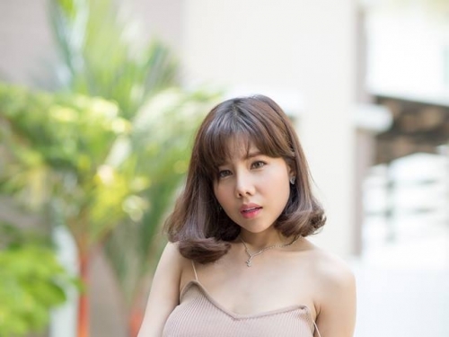 不穿內衣94好舒服！超豪放妹子「大露乳首」 細肩帶小背心貼身的連形狀都好清楚！