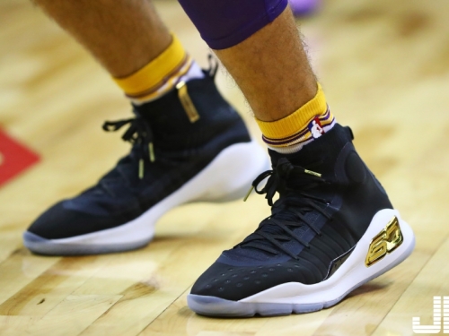 球哥改穿尚未開賣的「Curry 4」！咖哩：覺得很酷，所以送給他我自己那雙