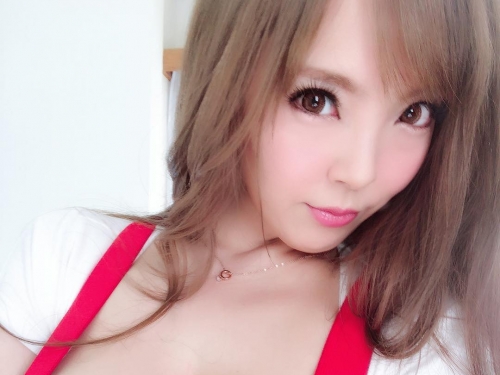 AV界「第一巨乳」Hitomi上傳乳房X光片　大動作澄清自己是真奶！