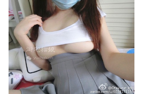 巨乳學生妹放學直接「在操場脫了」！無視旁人彈出白皙美乳