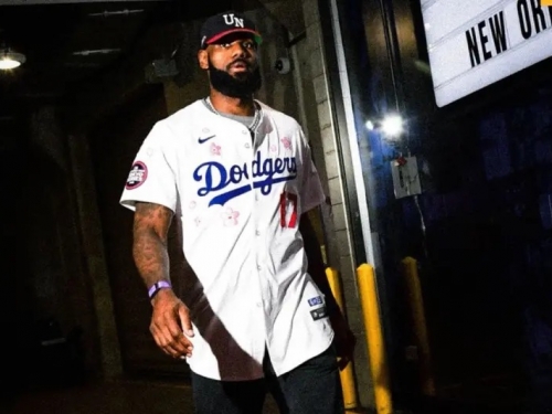 NBA》詹皇「穿大谷翔平球衣」進場！洛城球星英雄惜英雄　球迷一片讚賞