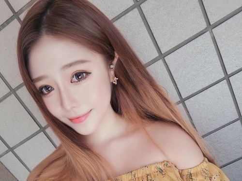 貼身上衣出賣正妹「巨ru好身材」！「邪惡形狀」都被擠出來了！快喘不過氣…