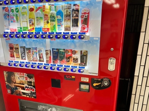 自動販賣機前「有信封」 真相曝光超暖