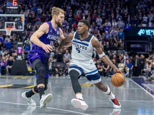 NBA》灰狼少主Edwards怒朝球迷「比中指」！預計至少面臨81萬罰款