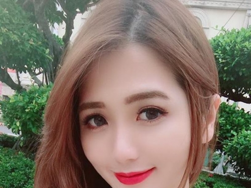 正妹莫葵「深V洋裝好性感」，甜美笑容充滿療癒感～