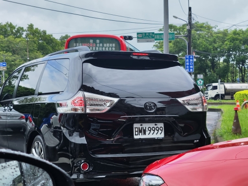 他直擊「BMW-9999」本尊是TOYOTA 網見車款驚：沒比寶馬便宜