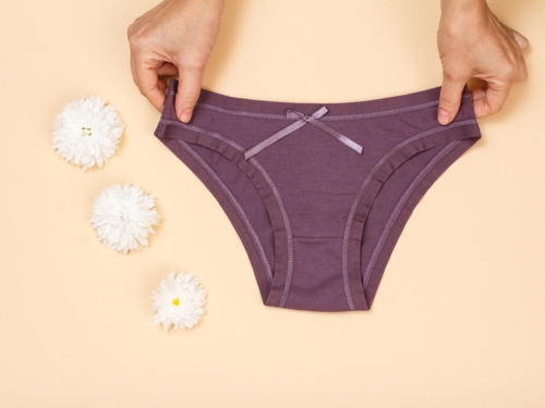 性感蕾絲白買了！男友要她穿「草莓內褲」崩潰 網看外貌秒懂