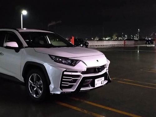 原來是輛日本特規版「休旅牛」Urus 啊！我還以為是 Toyota RAV4 呢