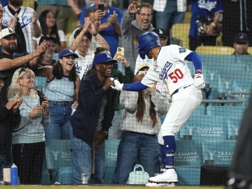 MLB》曾陷低迷的貝茲大復活！4安+滿貫彈 還和「CP3」擊掌慶祝