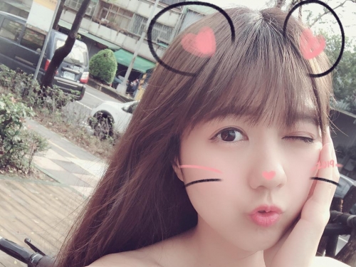 正妹啦啦隊員「松鼠」場邊賣萌不用錢　百褶裙下的逆天長腿好誘人