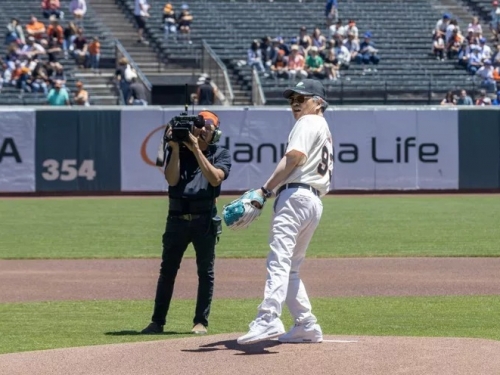 MLB》美超微梁見後穿93號球衣巨人隊開球 與黃仁勳同背號