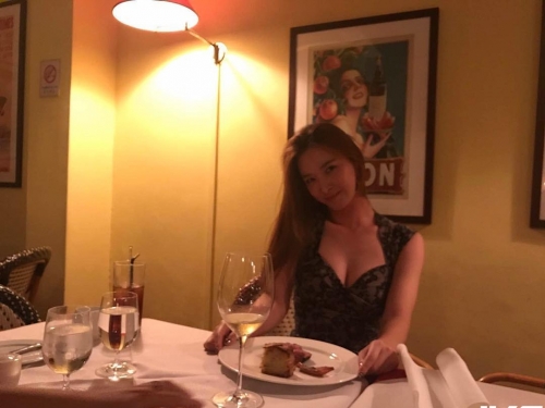 吃飯啦！姐姐深V到底大爆「白嫩奶球」好誘人，想動手夾胸前「兩團大肉包」！