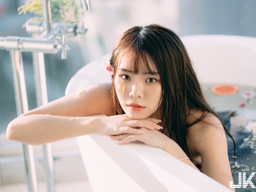 鮮花與少女！白皙甜美正妹「晞晞」在晨光中沐浴，「美乳蜜桃」鮮嫩欲滴