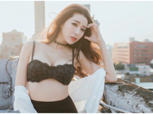 不知該看胸還是腰！「甜心 DJ」Ivy 居家大秀帥氣舞技　胸前挖空、螞蟻腰狂扭超性感！