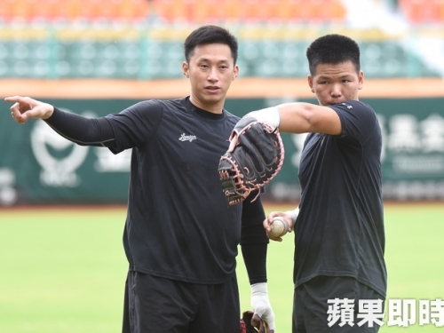 指導19歲廖健富守備　36歲黃浩然：下次換他教我打擊