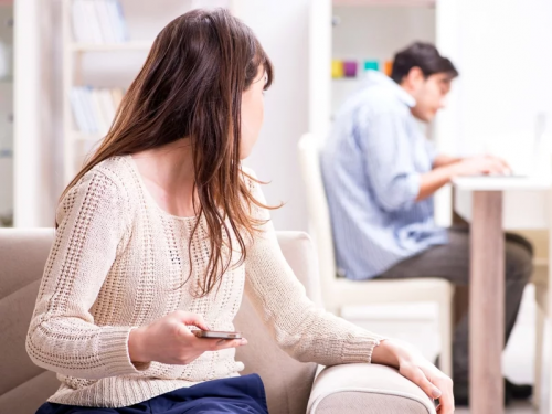 人妻產後接獲媽媽告密「妳老公偷吃」…揪出小三就是生母 心寒離婚：家沒了