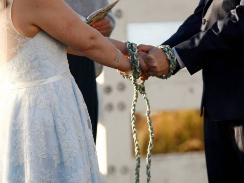 剛結婚一小時 新郎下秒倒地不起 新娘慘變寡婦