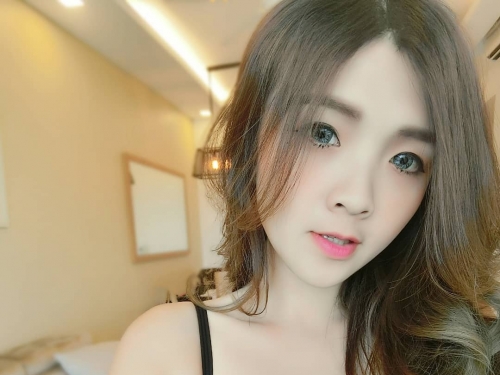 好大膽！甜美妹子胸前「乳量太滿」　吊嘎遮不住巨乳只能任由溢出！