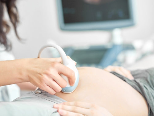 女大生肚子像懷孕7個月 到公共澡堂大媽1句話 救了她的命