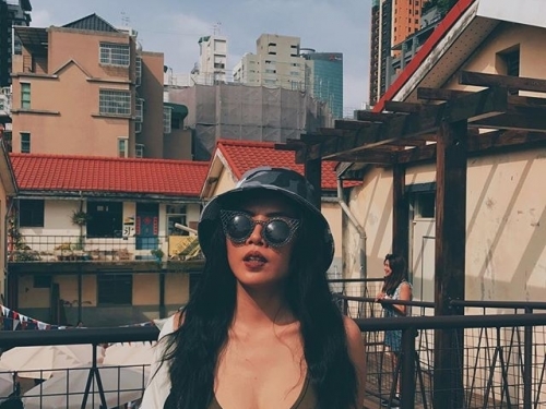 超有「事業心」！正妹保險顧問「蘋哥」身材好到太犯規，蜜桃臀+嫩乳絕對讓客戶掏錢！