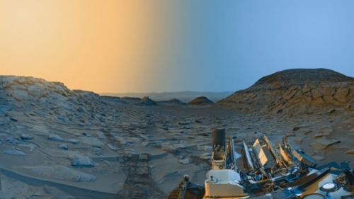 前往下個目標前，好奇號回頭捕捉火星山谷清晨黃昏全景圖