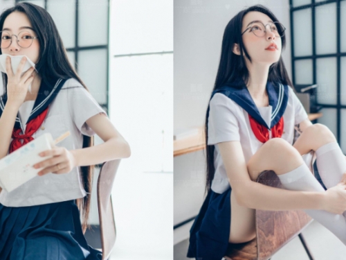 爆發力太強！「青澀眼鏡妹」水手服超會藏，「殺氣美背＋猛奶」一脫就現形