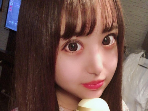 棉花糖櫻花妹「櫻栞」挾帶飽滿美乳進攻　大啖台灣的香腸！