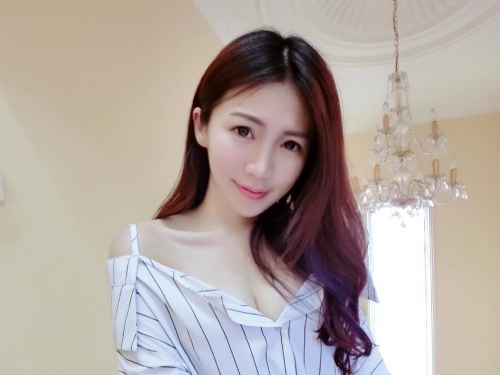 這樣的女人才性感！乳溝微露、淺淺笑意，任誰也按耐不住的美...