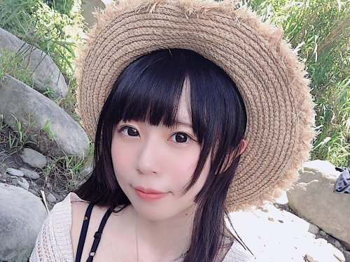 性感Coser「赤鬼伯伯」飽滿上圍好犯規　私下是枚清新正妹