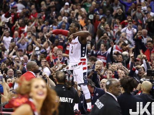 別在我家撒野！牆哥救命三分球挺進第七戰　爽跳紀錄台與巫師迷慶祝