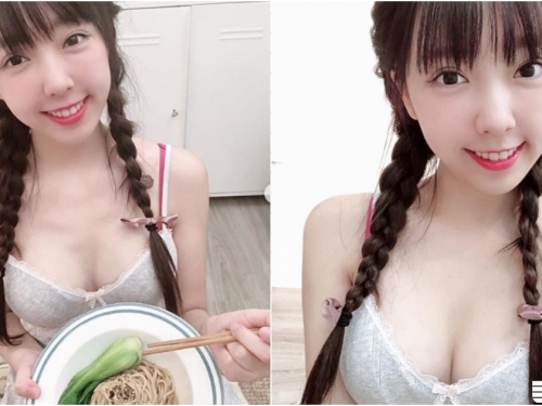 「雙馬尾萌妹」在家吃麵麵！清新小睡衣「白嫩美乳」包不住，感覺可以加料啦～