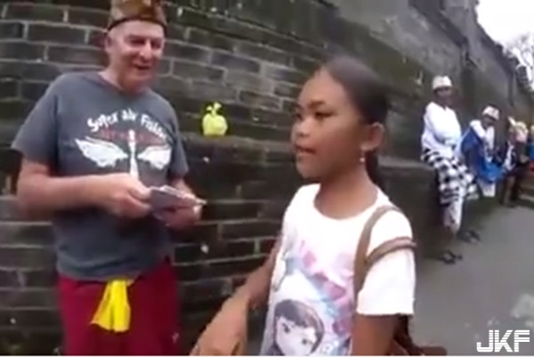 奇女子！印尼10歲女孩懂23種語言 為幫補家計到旅遊景點兜售明信片 外國人稱奇