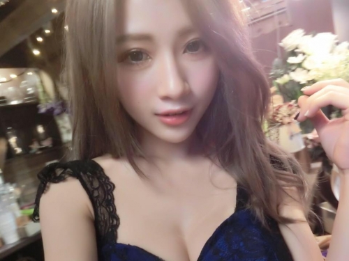 奶奶跑出跑出來了！這套衣服太狂，超深Ｖ三角泳裝外露「霸氣長輩」，根本視覺暴力啊！
