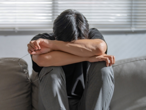 學妹脫到剩內褲求愛愛 威脅交往喊「第一次很珍貴」他崩潰求助