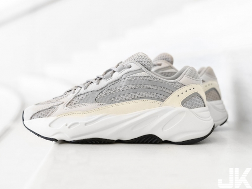 今年壓軸鞋來了！YEEZY BOOST 700 V2細節搶先看 優雅白怎麼搭都可以輕鬆潮起來！