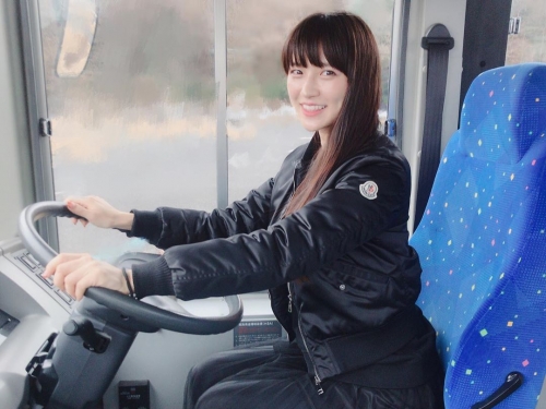 老司機上車！大巴「正妹駕駛」身材過激　連身發熱衣展現性感蜜臀