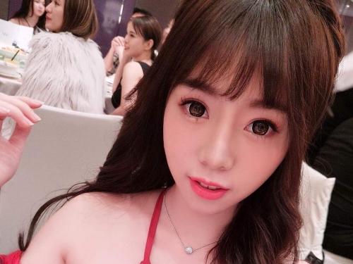 甜美「巨乳小隻馬」穿上開胸衣　渾圓飽滿「Ｇ級奶球」快要蹦出！