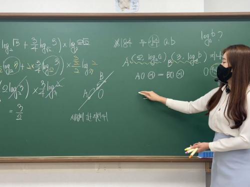 超正數學老師「短裙授課」 學生登頂：一定認真