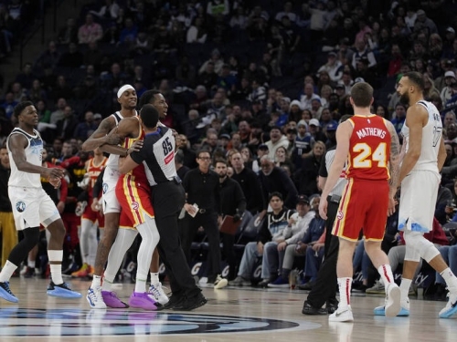 NBA》差點絕命終結站？ 灰狼主場喇叭掉下來險砸中戈貝爾