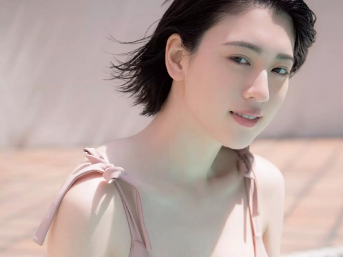 美乳強化塾！周董《說好不哭》女主登雜誌封面，「全裸捧奶」畫面辣翻網友！