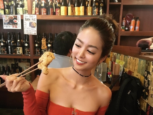 格鬥擂台出現「爆乳舉牌女郎」！白皙嫩乳奶壓全場　逆天長腿串場超火辣！