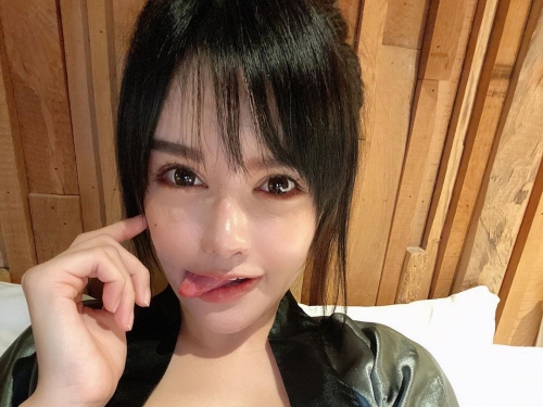 火辣小妖精「林艾咪 Emmy」性感入浴照太誘惑　薄紗濕透貼身曲線畢露