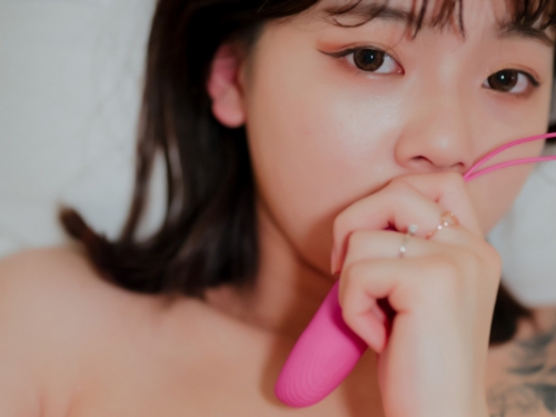 玩具在手，樂趣無窮！性感女神主動交出遙控器…任人掌握高潮節奏～