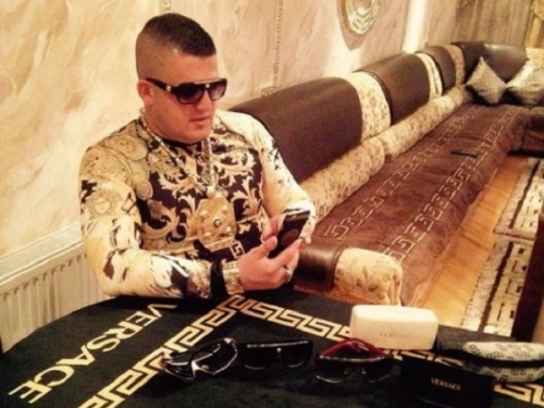 這位名牌 Versace 腦粉要改名為「凡賽斯」　連房子都改造成專屬皇宮...