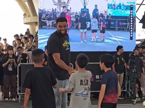 NBA》尼克球星湯斯現身桃園珍珠海岸國際音樂節 球迷樂翻