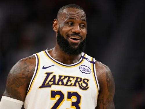NBA》LeBron James「生涯砍半」也能進名人堂？數據除以2結果依舊驚人
