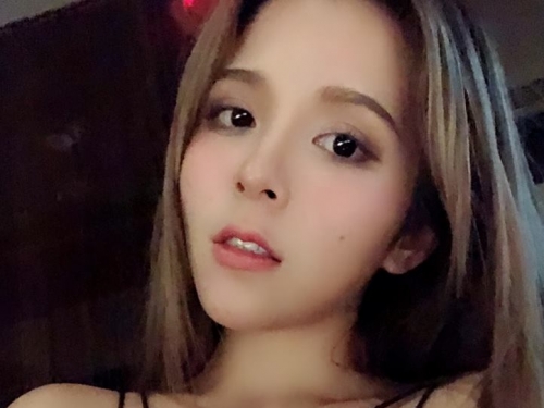 這照片讓人站不挺阿！Ｈ奶正妹「香菱」給你滿滿乳香的愛心奶，中間的縫...讓人想深入！
