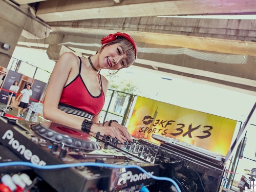 超火辣女DJ！　放音樂加送「性感美乳」，「現場搖擺」嗨翻全場！